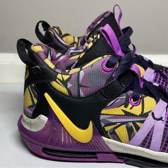 Nike Lebron Witness 7 SE GS Lakers Graffiti Sneakers Size 7Y Shoes - FD0209-001 - Picture 9 of 16